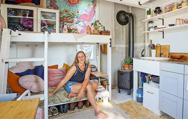 Woman divorces her husband, leaves everything behind and converts a miserable shed into her dream house