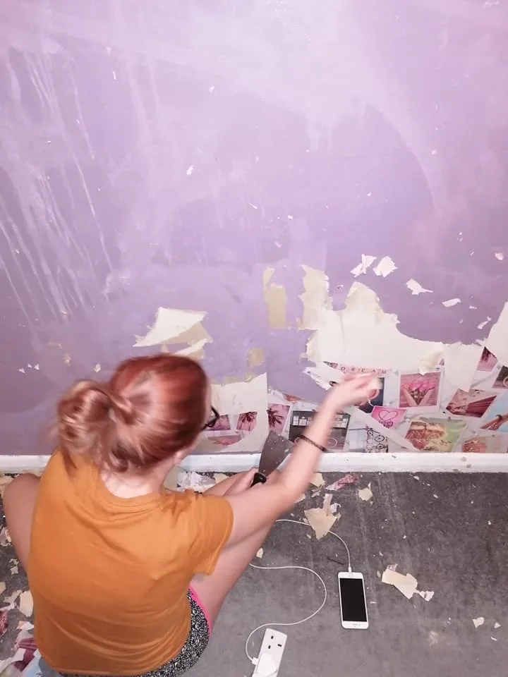 Girl decided to repair her room on her own and tore off the wallpaper. Her parents were stunned!