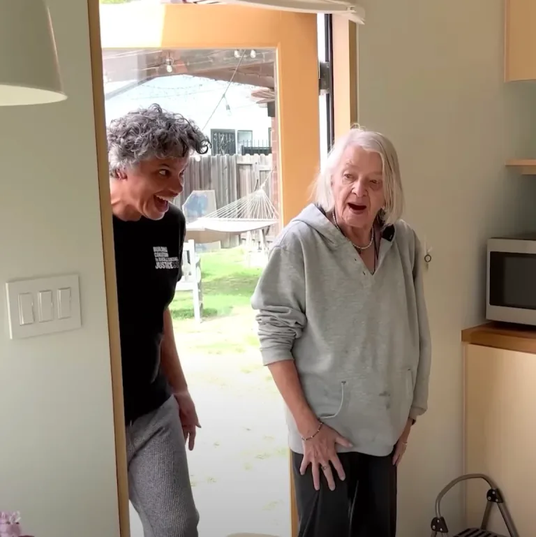 Daughter converts old garage into ‘cozy’ and cute tiny home for elderly mom