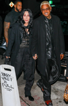 “Her boyfriend is 40 years younger than her!”: Photojournalists caught Cher at her 76 with her new boyfriend😱😳 Photos in comments👇👇👇