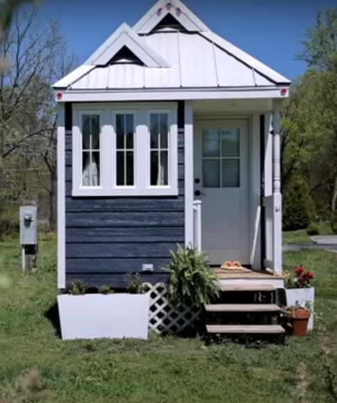 Solo Woman’s Tiny House journey led by her Faith & Financial wisdom