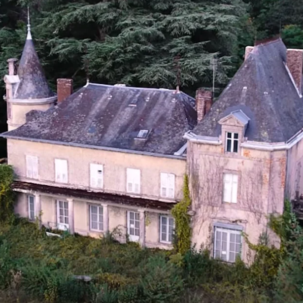 Man opens door of abandoned 17th-century mansion and finds it frozen in time
