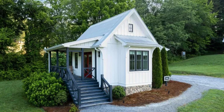 Derby Cottage: A Tiny Home Oasis Near the Highlands