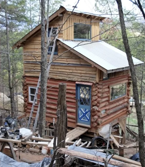 Woman gives tour of beautiful log tiny cabin she built herself on $5k budget