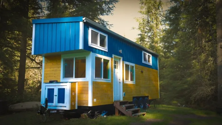 The guy opened the doors of his handcrafted tiny house and now everyone dreams of living there