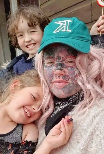 MOM WITH OVER 800 TATTOOS CALLED A FREAK – REVEALS TRUTH ABOUT ALL HER TATTOOS