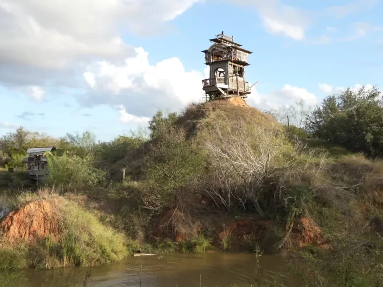 Man spends 20 years digging in Texas to make a lake in his “salvaged” tiny home village