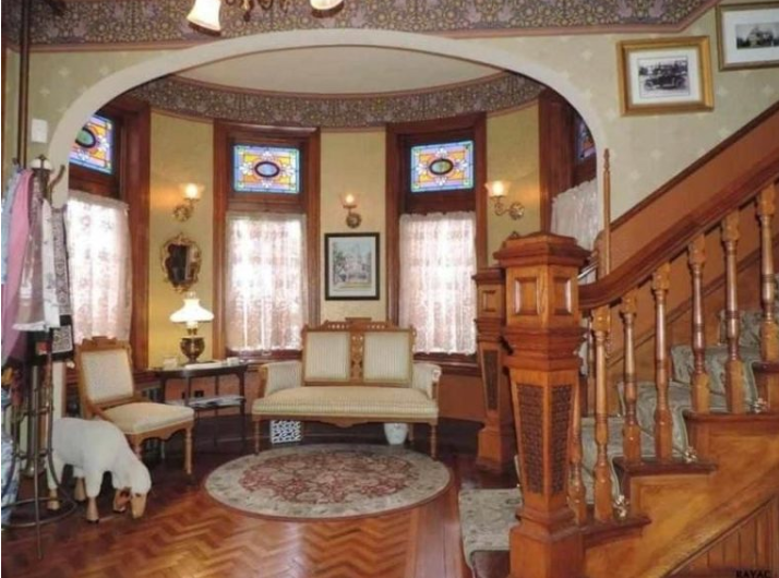 No one took a closer look into this rundown house until one family saw potential and turned it into an amazing palace