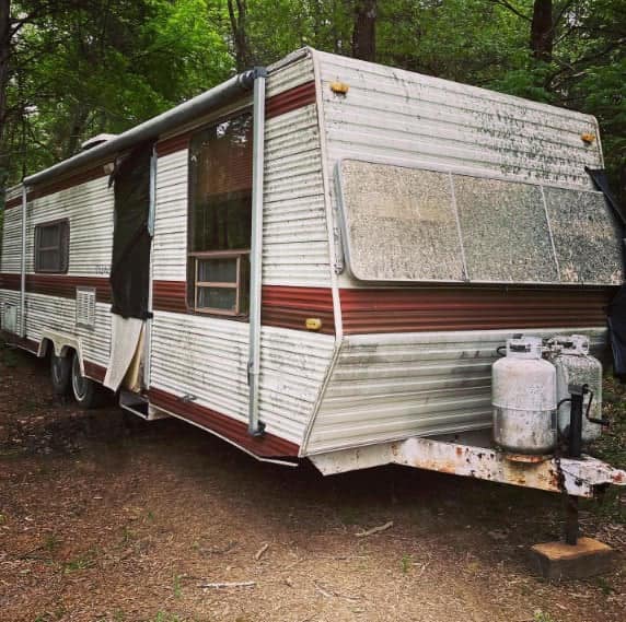 Homeless Woman Transforms “Ugly” Abandoned Trailer into Stunning Home!