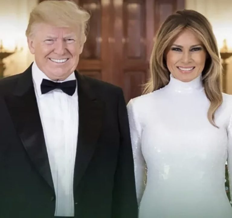 Trump’s Christmas Photo Turns Heads After People Spot Small Detail