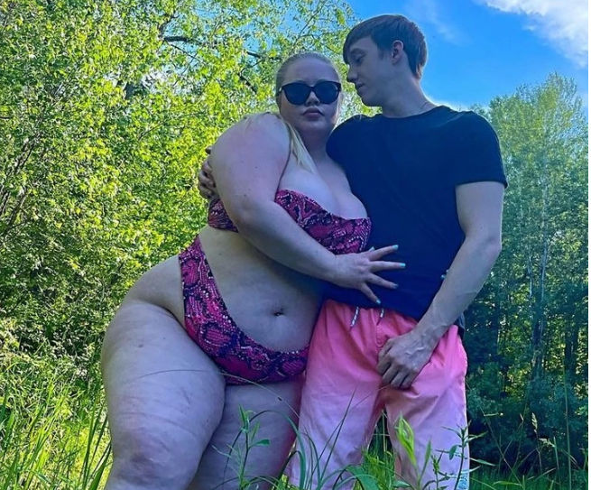 – MAN mocked for being with 252 lb woman, has the perfect response to shut haters up