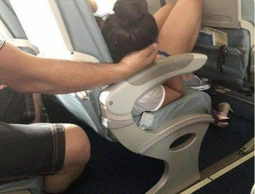 Dad Sparks Online Debate After Cradling Daughter’s Head on Flight
