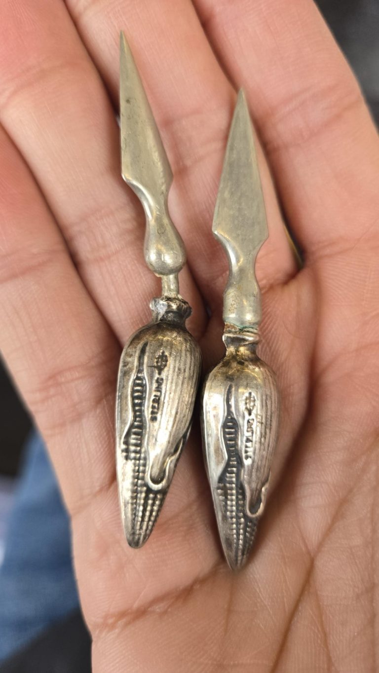 Antique Dual-Blade Amulet – A Glimpse into the Past