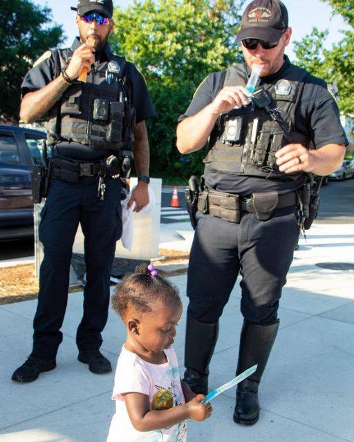 She carried her freezer pop straight up to the cops and gave them a note from her mother.